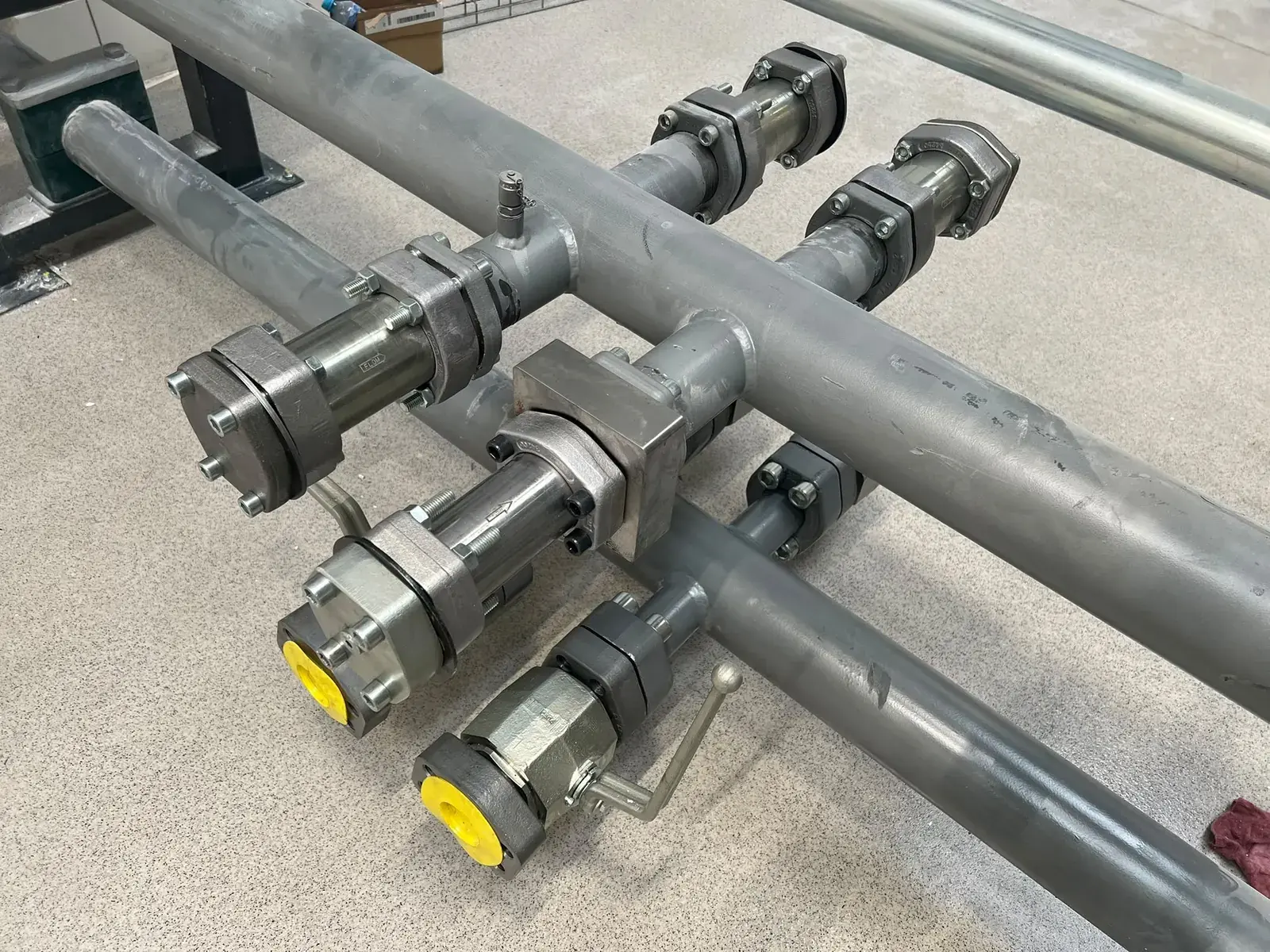 Non-welded mechanical couplings and a flow meter on the 280 bar manifold